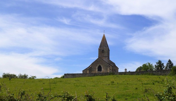De romaanse kerk in Cersot (Wijn uit Bourgogne)