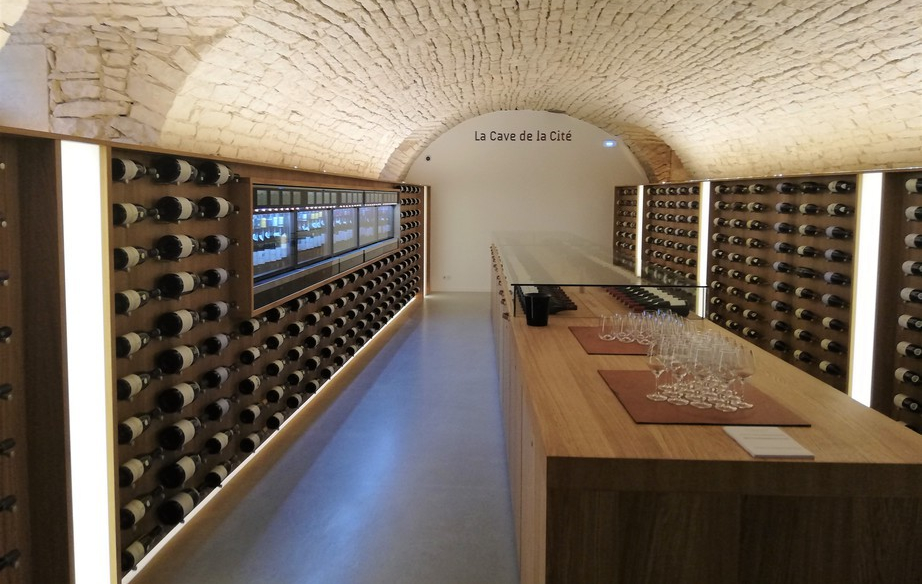 La Cave de la Cité in Cité Internationale de la Gastronomie et du Vin te Dijon (Wijn uit Bourgogne)