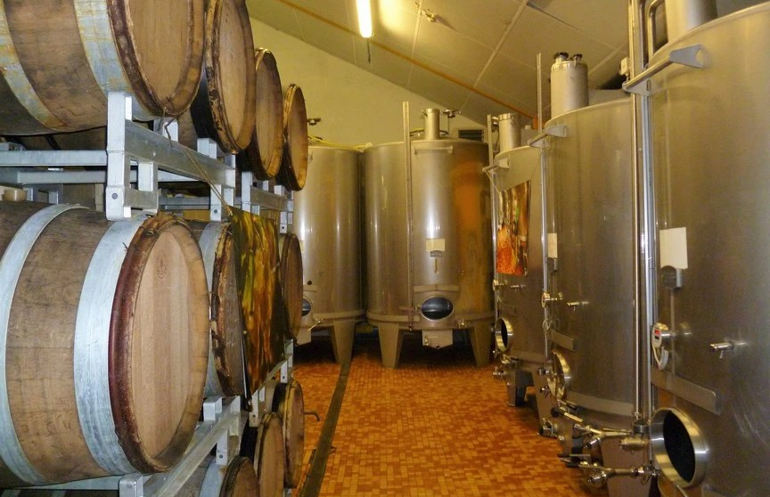 Vignerons de la Colline Éternelle in Saint-Père Wijn uit Bourgogne)